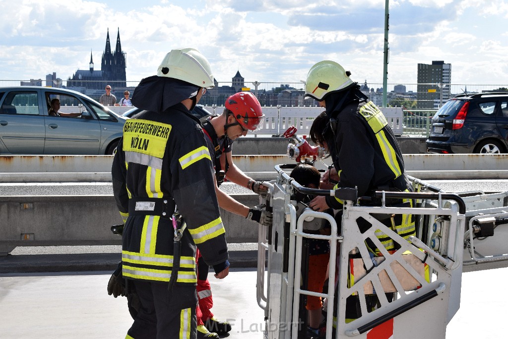 Koelner Seilbahn Gondel blieb haengen Koeln Linksrheinisch P082.JPG